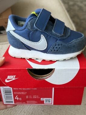 Nike Valiant Navy and White Kids Velcro Sneaker